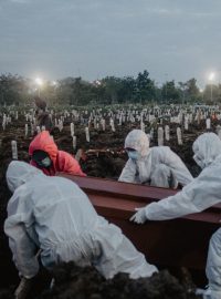 Hrobníci v Indonésii musí kvůli náporu covidu pracovat ve dne v noci