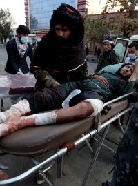 Člen Tálibánu, který utrpěl zranění během útoku IS v Kábulu (listopad 2021)