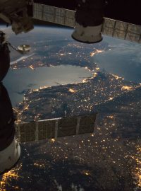Pohled z Mezinárodní vesmírné stanice na noční Graltar (srpen 2017)