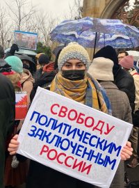 Izabella Jevlojevová s transparentem: Svobodu politickým vězňům v Rusku