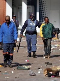 Nepokoje v Jihoafrické republice po uvěznění exprezidenta Zumy.