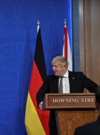Britský premiér Boris Johnson s německým kancléřem Olafem Scholzem odsoudili útok ruské armády na civilisty v Kramatorsku. Británie přislíbila Ukrajině další dodávky zbraní