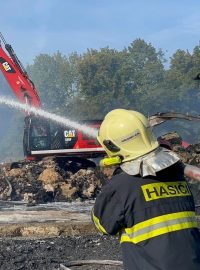 Hasiči dohašují požár areálu Juty v Turnově