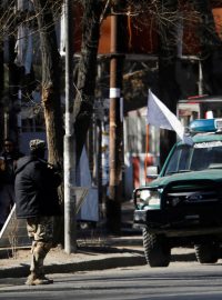 Člen Tálibánu střeží vchod na pozemek univerzity v Kábulu