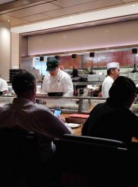 Kdo nestihl rezervaci, může se v Nobu dívat, jak se balí sushi