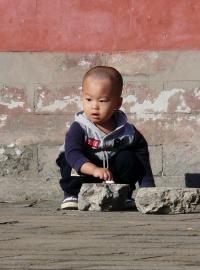 Dítě v Pekingu si hraje na ulici