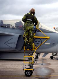 Švédská armáda nasadila do boje s požáry i dvě stíhačky JAS-39 Gripen (ilustrační foto).