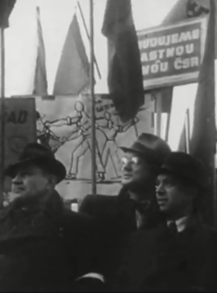Komunisté v ulicích Prahy v únoru 1948