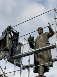 Jiří Černohorský po ukončení protestní akce v pondělí 2.9.  sundal plachtu ze sochy I.Š.Koněva.