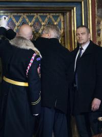 Prezident republiky Miloš Zeman otevírá jako jeden z klíčníků komnatu s korunovačními klenoty.