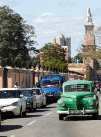 Lidé stojí s auty ve frontě na pohonné hmoty poté, co kubánská vláda kvůli kybernetickému útoku odložila pětinásobné zvýšení cen benzinu plánované na 1. února