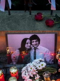 Pražané nosili před budovou slovenského velvyslanectví svíčky, květiny i vzkazy. Uctili tak památku zavražděného slovenského novináře Jána Kuciaka a jeho snoubenky Martiny Kušnírové.