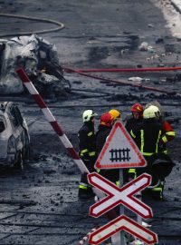 Záchranáři pracují na místě ruského raketového útoku v Kyjevě, 23. listopadu 2022