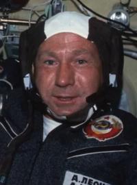 Alexej Archipovič Leonov při svém druhém letu do vesmíru s jednou ze svých kreseb. Je na ní velitel Apolla Tom Stafford.
