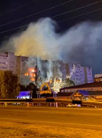 V jihoruském městě Jejsk narazilo vojenské letadlo do obytné budovy