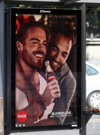 Kampaň Coca-Coly z s názvem „Love is Love“, která na plakátech zobrazovala objímající se stejnopohlavní pár, v roce 2019 pohoršila politiky vládnoucí strany Fidesz i samotného premiéra Viktora Orbána