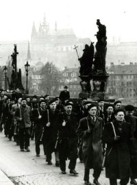 Lidové milice na Karlově mostě v únoru 1948