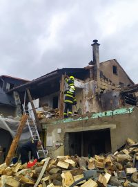 Po výbuchu domu v Loučce na Vsetínsku, našli v sutinách hasiči těla ženy a tří dětí