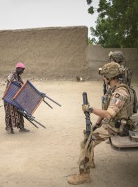 Francouzští vojáci hlídkují v severovýchodní oblasti Mali
