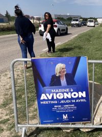 Parkoviště před avignonským výstavištěm, kde se uskutečnil mítink prezidentské kandidátky Marine Le Penové. Přišly tisíce lidí.