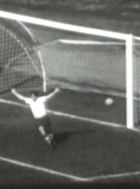 Ruce Josefa Masopusta letí nahoru, právě dal Brazilcům ve finále MS 1962 v Chile gól na 1:0