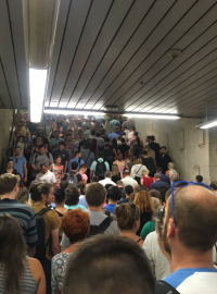 Cestující ve stanici metra Pražského povstání