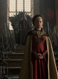 Milly Alcock (vpředu) jako princezna Rhaenyra Targaryen