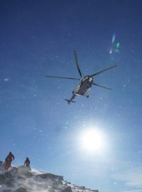 Vrtulník horské služby během pátrání po pohřešovaných polských turistech