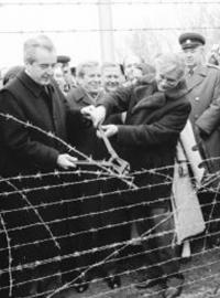 Rakouský exministr zahraničí Alois Mock (vlevo s kleštěmi) v prosinci 1989 spolu s tehdejším československým ministrem zahraničí Jiřím Dienstbierem symbolicky přestřihli ostnaté dráty na společné státní hranici