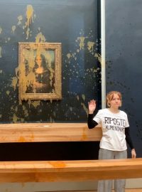 Aktivistky z hnutí Riposte Alimentaire poté, co hodily polévku na slavný renesanční obraz Leonarda da Vinciho Mona Lisa