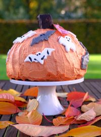 Mrkvový dort s ořechy pokrytý máslovým krémem je ideálním dortem pro halloweenské oslavy