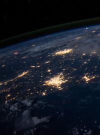 Na snímku NASA je vidět, jak v noci „svítí“ planeta Země.