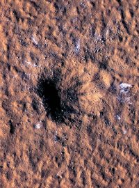 NASA odhalila led v kráteru u rovníku Marsu