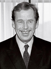 Václav Havel (při návštěvě Evropského parlamentu v roce 1991) a jeho filmový představitel Viktor Dvořák