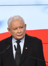 Lídři hlavních polských stran Jaroslaw Kaczyński (vlevo) a Donald Tusk