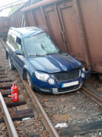 Ve Mstěticích u Prahy dnes ráno vykolejily vagony poblíž železničního přejezdu. Poškodily osobní auto a drážní domek