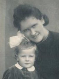 Alena Staňková s maminkou v roce 1942. A Alena Staňková nyní