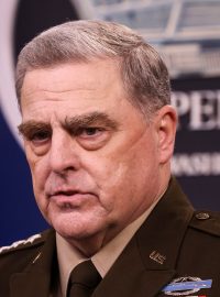 Nejvýše postavený americký generál Mark Milley probírá konec vojenské mise v Afghánistánu během tiskové konference v Pentagonu