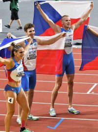 Čtveřice Matěj Krsek, Tereza Petržilková, Patrik Šorm a Lada Vondrová proběhla cílem jako třetí v českém rekordu 3:11,98.