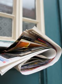 Kamelot, noviny, roznos novin, roznášení novin, novinový poslíček (ilustrační foto)