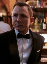 James Bond (Daniel Craig) a Paloma (Ana de Armas) v bondovce Není čas zemřít