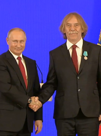 Vladimir Putin předal Jaromíru Nohavicovi v Kremlu Puškinovu medaili