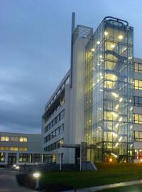 Nová budova Fakulty stavební Vysoké školy báňské – Technické univerzity Ostrava krátce po dokončení v listopadu 2009.