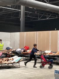 Ukrajinští uprchlíci dočasně ubytovaní v Polském centru v Nadarzynu