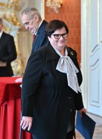 Nastupující ministryně spravedlnosti Marie Benešová (za ANO) a za ní prezident Miloš Zeman