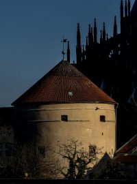 Nedaleko od Svatováclavského chrámu, jenž je v samém centru starého božiště se dosud nalézá klíčový bod Prahy alchymistické - věž Mihulka. Je jedním z prokazatelně dochovaných míst působení alchymistů z dob Rudolfa II.