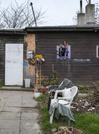 Devastaci objektu urychlují bezdomovci, kteří bydlí v jednotlivých budovách slumu.