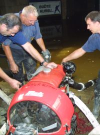 Odčerpávání vody při povodních v Karlíně