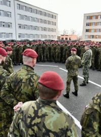 Česko vyslalo na 250 výsadkářů na misi na Slovensko, kde budou působit v rámci jednotky NATO. Náčelník generálního štábu Armády České republiky Aleš Opata promlouvá k vojákům před odjezdem
