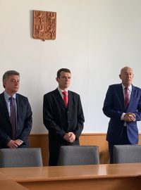 Ministr spravedlnosti Pavel Blažek (vlevo) a nejvyšší státní zástupce Igor Stříž (vpravo) jmenují nového vrchního zastupitele Nejvyššího státního zastupitelství v Olomouci Radima Daňhela (uprostřed)
